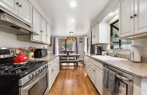 Black Bart Casa | Tahoe Retreat | Yard, BBQ & Hot Tub | Sleeps 6