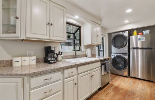 Black Bart Casa | Tahoe Retreat | Yard, BBQ & Hot Tub | Sleeps 6