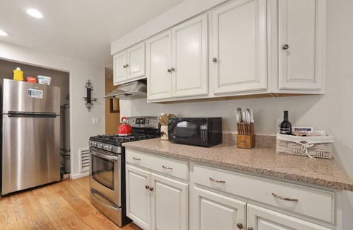 Black Bart Casa | Tahoe Retreat | Yard, BBQ & Hot Tub | Sleeps 6