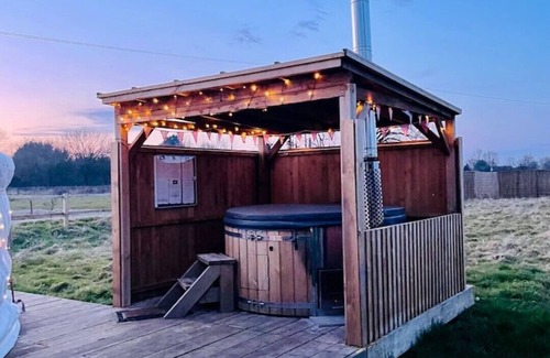 Attleborough Alquiler De RV | TAITTINGER Luxury Heated Yurt with Private Hot Tub