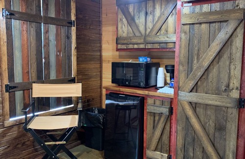 Cache Cabina | Caminata de cabaña campestre de nueva construcción en las montañas de Wichita, accesible para discapacitados