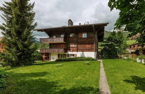 Zweisimmen Nr Gstaad Chalet De Esquí | Take in the beauty of this classical Alpine Gstaad chalet Near all ski stations