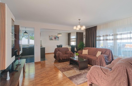 Stomorska Casa | Alojamiento de 4 habitaciones en Stomorska