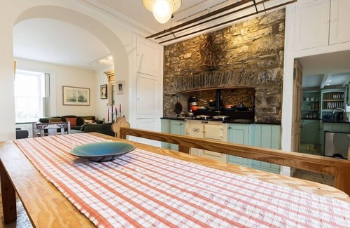 Newport Casa | Take your foot off the pedal for a moment and bring the family together for a proper beach holiday..