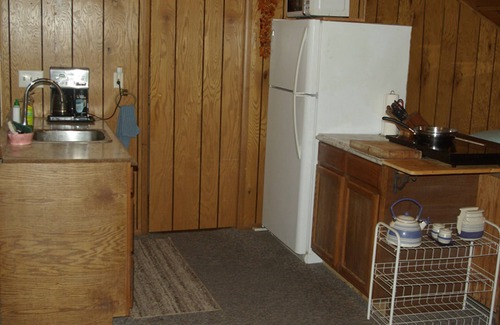 Clovis Apartamento | Talahi Ranch Habitación privada con baño separado, refrigerador, microondas y TV.