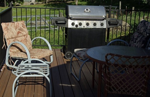 Clovis Apartamento | Talahi Ranch Habitación privada con baño separado, refrigerador, microondas y TV.