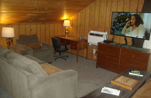 Clovis Apartamento | Talahi Ranch Habitación privada con baño separado, refrigerador, microondas y TV.