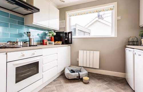 Moelfre Casa | Tamarisk : Coastal 2-Bed Bungalow with Sea Views in Moelfre | Managed by Anglesey Holiday Lettings