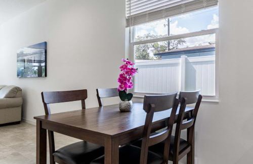 East Tampa Casa | Tampa 3BR Near Zoo & Cruise Port - Sleeps 8