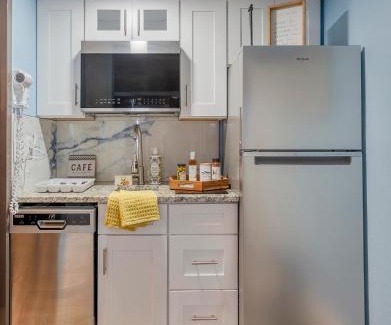 Ruskin Apartamento | TAMPA BAY, BEACH step away, WIFI, FREE PARKING,POOLS, JACUZZI