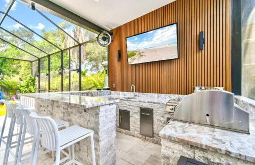 Old Seminole Heights Casa | Tampa Family Fun Pool Spa Grill Mini Golf & Games
