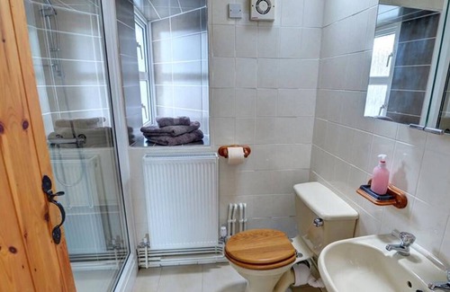 Llangain Casa | Casa ecológica de una sola planta en una ubicación apartada a 5 millas de Carmarthen, muy tranquilo