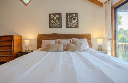 Blairsville Casa | Tanager - Romantic Cabin, Porch, Mountain View