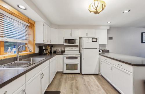 North Creek Casa | Tannery 64H - Family Retreat with Modern Comforts