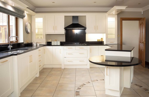 Omagh Casa | Tara Manor - Family gatherings, intimate weddings, golfing trips & hen parties
