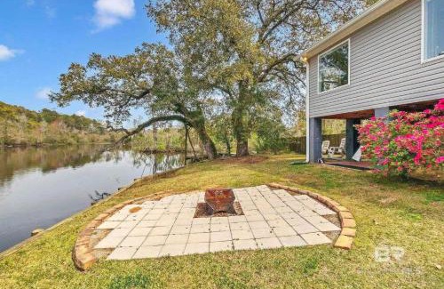 Mobile Casa | Tara's Riverfront Hideaway