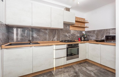 Buzdohanj Apartamento | Tasteful and modern apartment with communal pool.