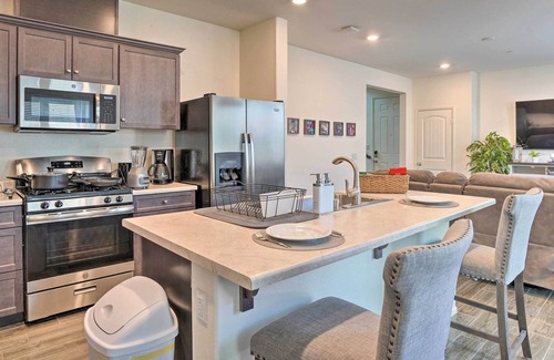 Menifee Casa | Tasteful Menifee Home: Patio, By Theme Parks!