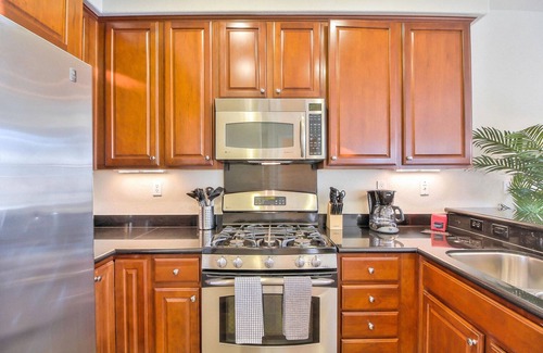 Newhall Casa | Tasteful San Jose 2BR Townhouse w/ Patio, nr Newhall Park, by Blueground