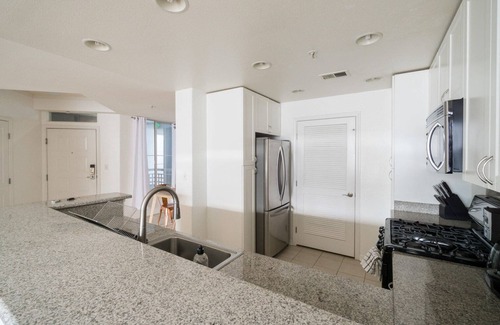 Santa Clara Apartamento | Tasteful Santa Clara 2BR w/ Balcony, nr Mall & Eateries, by Blueground