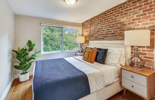 Highland Park Casa | Tasteful & Timeless Refuge | Near T