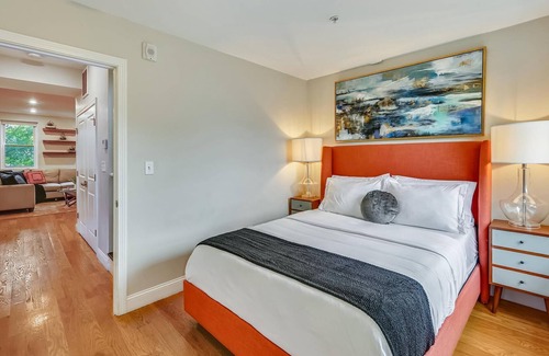 Highland Park Casa | Tasteful & Timeless Refuge | Near T