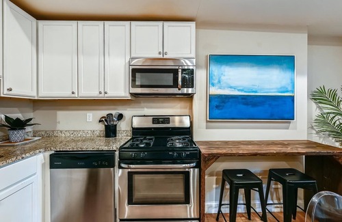 Highland Park Casa | Tasteful & Timeless Refuge | Near T