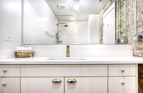 Wicker Park Apartamento | Tasteful Wicker Park 1BR w/ W/D, 1 block to L, Six Corners, by Blueground