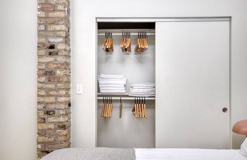 Wicker Park Apartamento | Tasteful Wicker Park 1BR w/ W/D, 1 block to L, Six Corners, by Blueground