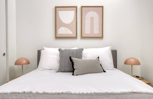 Wicker Park Apartamento | Tasteful Wicker Park 1BR w/ W/D, 1 block to L, Six Corners, by Blueground