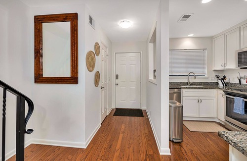 Saint Simons Island Casa | Tastefully decorated 2 BR/2.5 BA townhome close to everything! Monthly rental
