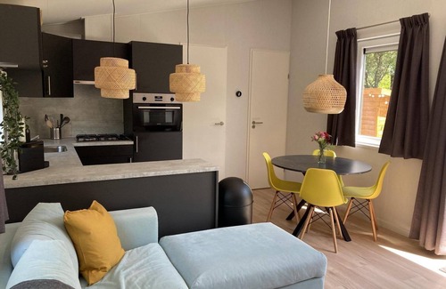 Sint Maartensvlotbrug Casa | Tastefully furnished, cosy and modern 4-person chalet with 2 bedrooms. Lovely garden with terrace, veranda and lawn. Free WiFi.