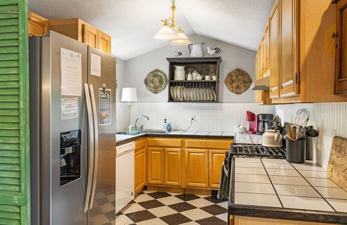 Flat Rock Cabina | Tators Inn-Rustic&Pet Friendly Cabin in Bonclarken