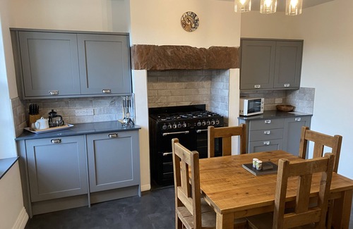 Portinscale Cabaña | Tawny Cottage - a cottage that sleeps 4 guests in 2 bedrooms