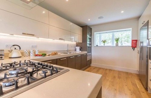 Cirencester Villa | Tawny House - CW6 - Lakeside Spa Property