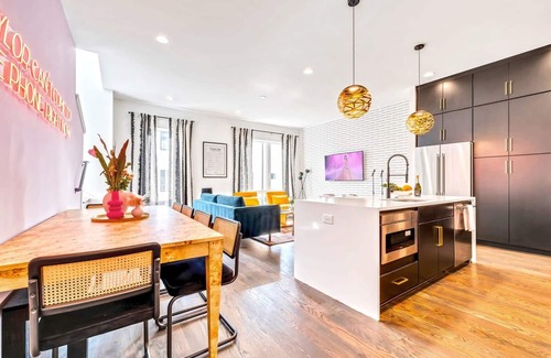 Katie Hill Neighborhood Casa | Taylor Swift Home Rooftop Hot Tub Movie Theater