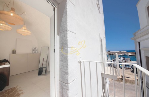 Centro Storico Apartamento | TD Palazzo Maris Il Gozzo Townhouse With Sea View