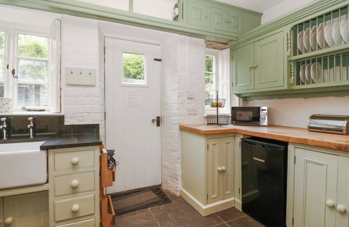 Kinnerton Cabaña | TEACHER'S COTTAGE, pet friendly, with open fire in Presteigne