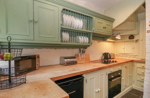 Kinnerton Cabaña | TEACHER'S COTTAGE, pet friendly, with open fire in Presteigne