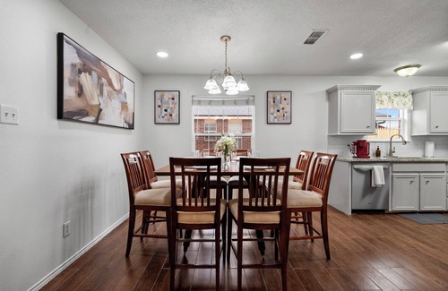 Lubbock Casa | Tech Fans Relax - Work Crews Welcome!