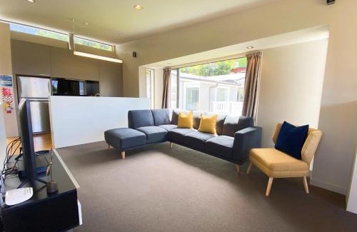 Queenstown Casa | Tekau - Modern holiday apartment with lakeview
