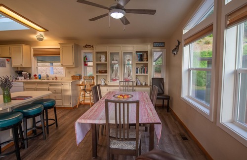 Lakeside Casa | Tenmile Retreat - on water, pet friendly, parking