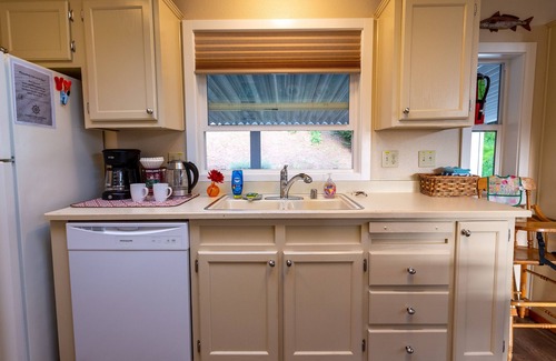 Lakeside Casa | Tenmile Retreat - on water, pet friendly, parking