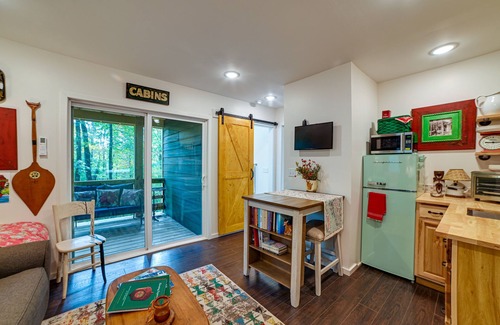 Dover Cabaña | Tennessee Escape w/ Hot Tub & Fire Pit!