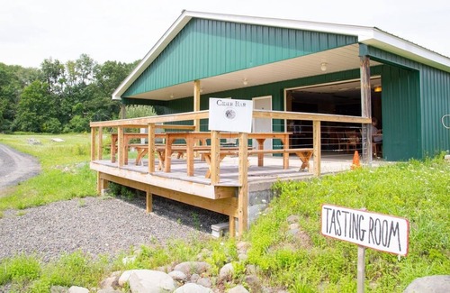 Town of Marbletown Alquiler De RV | Tentrr Signature Site - Orchard Tent Overlooking Mohonk Golden Russet