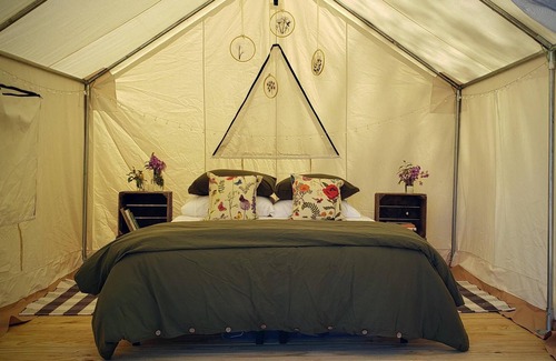Sharpsburg Alquiler De RV | Tentrr Signature Site - Evensong Farm - Wineberry - Coleman Outfitted Site