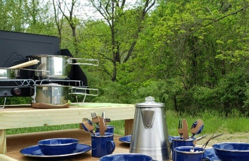 Sharpsburg Alquiler De RV | Tentrr Signature Site - Evensong Farm - Wineberry - Coleman Outfitted Site