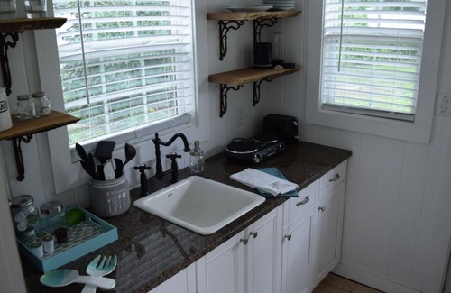 Forest Hills Cabaña | Termino Beach House Retreat w/ Hot Tub and Garden