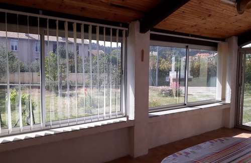 Chateau-Arnoux-Saint-Auban Casa | Casa adosada de 75 m2 de jardín con árboles y 350m² privados.