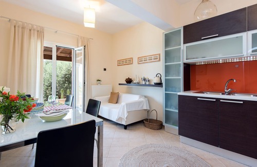 Spartylas Casa | Terra Rossa 2BD Holiday Home with Seaview - 3 km from Ipsos